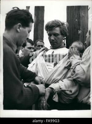 1962 - nun, bin ich gehängt! Sie gehangen 1962 der hellste Stern: Albert Finney in Tyburn von 1745. Aber es war nicht Marble Arch; Es war Bridgeport, Dorset und sie machten nur einen Film von Henry Fieldings klassischen '' Tom Jones''. Albert war - und dann, getreu der Geschichte gerettet durch ein Reiter mit einem Messer entfernt yo Freiheit und seine Liebe zu fahren aufgereiht. Der Film kostet die Hälfte 1 Million Pfund. Ein teurer Weg, um die Hälfte hängen Schauspieler solche Versprechen. Foto zeigt:-das Geheimnis liegt in der hängenden. Dieser Kabelbaum Runde Alberts Brust verhindert es auch realistisch. (Kredit-Bild: © Keystone Bildern Stockfoto