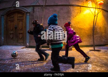 Kashgar, Chinas Xinjiang Uygur Autonome Region. 18. Dezember 2015. Kinder spielen Fußball auf einer Straße in der alten Stadt Kashgar, Nordwesten Chinas Xinjiang Uygur Autonome Region, 18. Dezember 2015. © Wang Fei/Xinhua/Alamy Live-Nachrichten Stockfoto