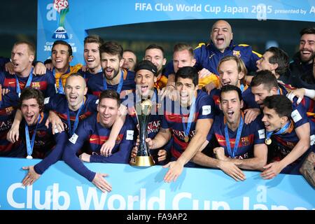 Kanagawa, Japan. 20. Dezember 2015. Barcelona-Team Gruppe Fußball: Barcelona-Spieler feiern mit der Trophäe nach dem Gewinn der FIFA Club World Cup Japan 2015 Final Match zwischen River Plate 0-3 FC Barcelona im International Stadium Yokohama in Kanagawa, Japan. © Hitoshi Mochizuki/AFLO/Alamy Live-Nachrichten Stockfoto