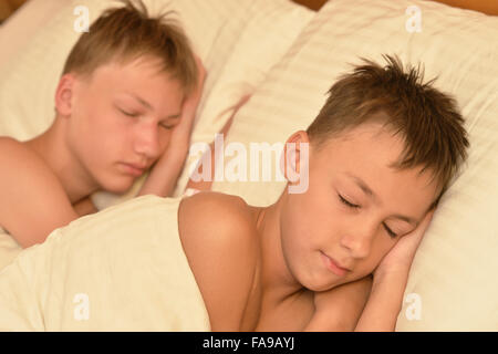 Brüder im Bett schlafen Stockfoto