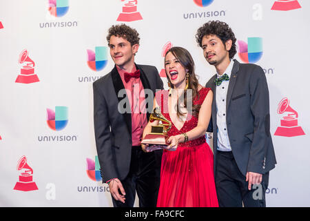 Musik Gruppe Monsieur Perine, Gewinner des Best New Artist, stellen im Presseraum während der Latin GRAMMY Awards in Las Vegas Stockfoto