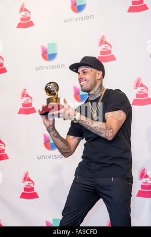 Nicky Jam, Gewinner des Best Urban Performance stellt im Presseraum während der 16. Annual Latin GRAMMY in Las Vegas Stockfoto