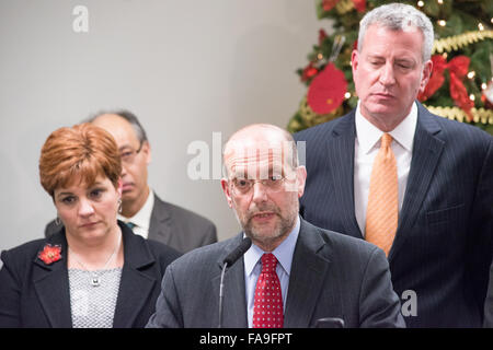 Brooklyn, USA. 23. Dezember 2015. Steven Banks (Mitte), Kommissar der Personaladministration, spricht vor der Presse. Bürgermeister Bill de Blasio gemeinsam mit Human Resources Administration Kommissar Steven Banks und President/CEO von Win--"Frauen in Not" Tierheim Netzwerk--ehemaliger Stadtrat Sprecher Christine Quinn Geschenke an einem Einfamilienhaus in East New York verteilen. Bildnachweis: Albin Lohr-Jones/Pacific Press/Alamy Live-Nachrichten Stockfoto