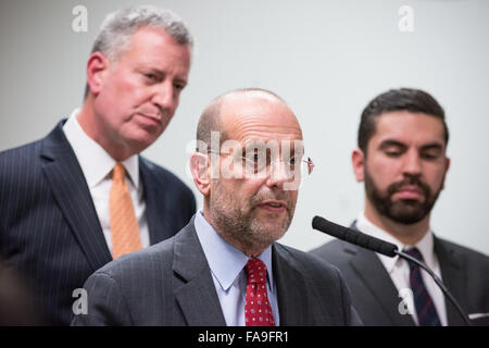 Brooklyn, USA. 23. Dezember 2015. Steven Banks (Mitte), Kommissar der Personaladministration, spricht vor der Presse. Bürgermeister Bill de Blasio gemeinsam mit Human Resources Administration Kommissar Steven Banks und President/CEO von Win--"Frauen in Not" Tierheim Netzwerk--ehemaliger Stadtrat Sprecher Christine Quinn Geschenke an einem Einfamilienhaus in East New York verteilen. Bildnachweis: Albin Lohr-Jones/Pacific Press/Alamy Live-Nachrichten Stockfoto