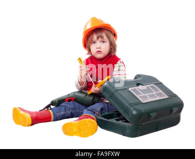 schweren Baby im Helm mit Werkzeugen. Isoliert auf weißem Hintergrund Stockfoto