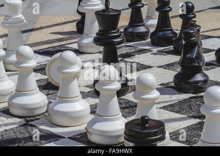 Riesen-Schach-Spiele auf der Straße mit großen Stücken Stockfoto
