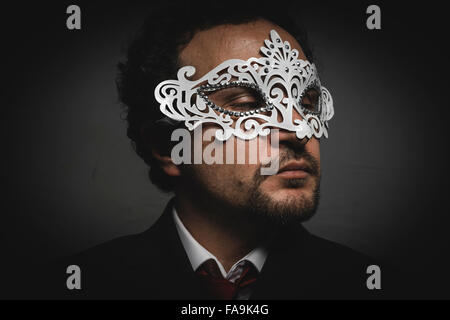 Business Man geheimnisvolle venezianische Maske mit Rüschen Stockfoto