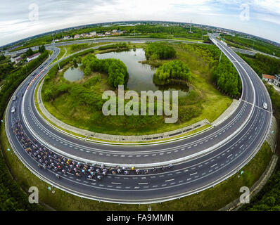 Shanghai. 17. Mai 2015. Eine Luftaufnahme, aufgenommen am 17. Mai 2015 zeigt Tour of Chongming Insel-Weltmeisterschaft 2015 in Shanghai, Ost-China. © Li jun/Xinhua/Alamy Live News Stockfoto