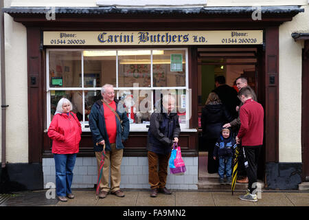 Presteigne, Powys, Wales 24. Dezember 2015 - Kunden-Warteschlange auf dem Bürgersteig vor, um ihre Xmas frische Türkei und Fleisch Aufträge aus dem lokalen Metzger-Shop in ländlichen Powys am Weihnachtsabend zu sammeln. Stockfoto