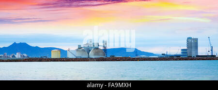 Panarama Industriehafen in Castellon De La Plana in Dämmerung, Spanien Stockfoto