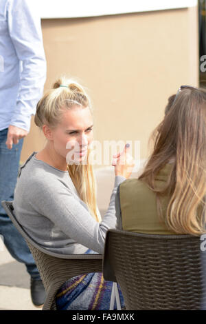 Zwei junge Frauen im Chat am Tisch im Café in Stratford-upon-Avon, Warwickshire, England Stockfoto