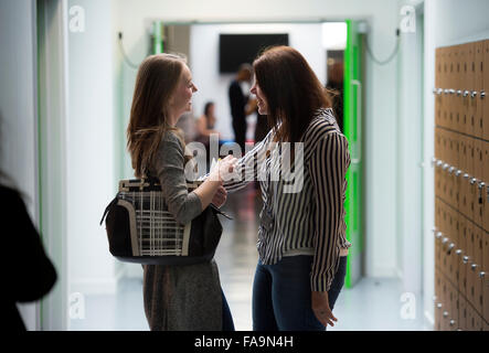 Schüler und Lehrer feiern auf 'A'-Ebene Ergebnisse Tag Abbeywood Community School, Bristol UK Stockfoto