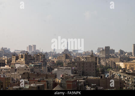 Kairo, Ägypten. 24. Dezember 2015. Häuser und Moscheen aus der Spitze der fatimidischen Kairo. Weitläufige Hauptstadt Kairo, Ägypten, befindet sich auf dem Nil. In seinem Herzen ist, Tahrir-Platz und das große ägyptische Museum, eine Fundgrube für Antiquitäten, einschließlich der königlichen Mumien und vergoldeten König Tutankhamun Artefakte. In der Nähe, ist Gizeh Standort der legendären Pyramiden und große Sphinx aus dem 26. Jahrhundert B.C.E In Insel Gezira grünen Zamalek Bezirk bietet 187 m Cairo Tower Panoramablick auf die Stadt. © Fuchs El-Geziry/Pacific Press/Alamy Live-Nachrichten Stockfoto