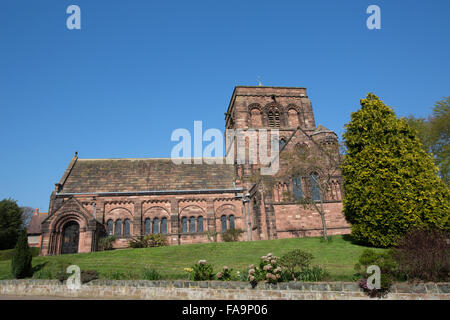 Dorf von Thornton Hough, Cheshire, England. Malerische Aussicht auf die südliche Höhe des Str. Georges Kirche. Stockfoto