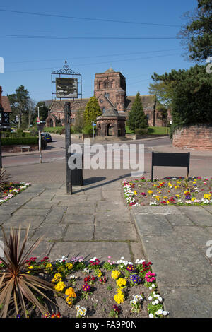 Dorf von Thornton Hough, Cheshire, England. Malerische Aussicht auf Thornton Hough mit Str. Georges Kirche im Hintergrund. Stockfoto