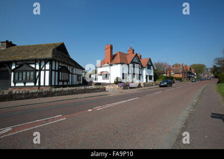 Dorf von Thornton Hough, Cheshire, England. Malerische Aussicht auf Thornton Hough bei Neston Road. Stockfoto