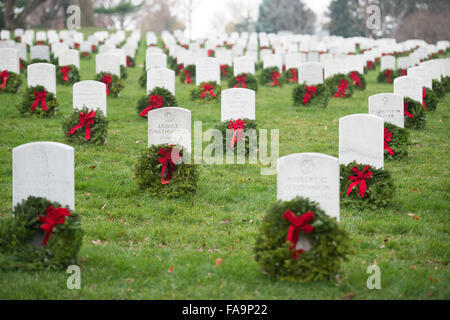 Tausende von Adventskranz dekorieren Grabstein von Service-Mitglieder auf dem Arlington National Cemetery 12. Dezember 2015 in Arlington, Virginia. Hunderttausende Kränze befinden sich an den Gräbern der gefallenen Service-Mitglieder während der Kränze Across America Veranstaltung bundesweit. Stockfoto