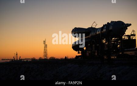 Das Raumschiff Sojus TMA - 19M wird zur Startrampe mit dem Zug bei Sonnenaufgang 13. Dezember 2015 in Baikonur, Kasachstan ausgerollt. Die Rakete Lift off am 15. Dezember mit Crew-Mitgliedern soll Sojus Commander Yuri Malenchenko, US-amerikanischer Astronaut Tim Kopra und Großbritannien Tim Peake der ESA für eine sechsmonatige an Bord der internationalen Raumstation ISS Aufenthalt. Stockfoto