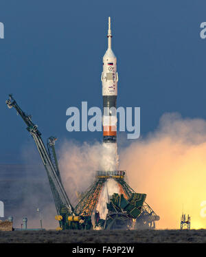 Das Raumschiff Sojus TMA - 19M startet die Expedition 46 Besatzungsmitglieder 15. Dezember 2015 in Baikonur, Kasachstan. Die Crew gehören Sojus Commander Yuri Malenchenko, US-amerikanischer Astronaut Tim Kopra und Großbritannien Tim Peake der ESA für einen sechsmonatigen an Bord der internationalen Raumstation ISS Aufenthalt. Stockfoto