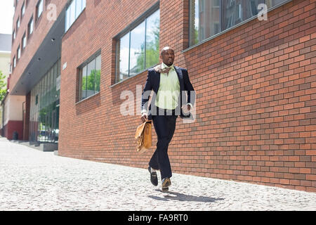 Afrikanische schwarze junge Geschäftsmann in einer Stadtstraße ausgeführt Stockfoto