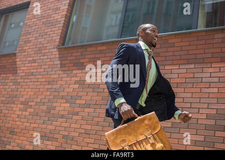 Afrikanische schwarze junge Geschäftsmann in einer Stadtstraße ausgeführt Stockfoto