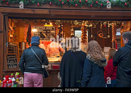 Leute, die Schlange stehen am Weihnachtsmarkt Food Stand St Nicholas Fair York North Yorkshire England Großbritannien GB Großbritannien Stockfoto