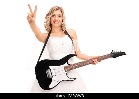 Junge Braut e-Gitarre zu spielen und machen ein Peace-Zeichen mit der Hand isoliert auf weißem Hintergrund Stockfoto