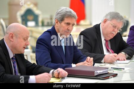 US-Außenminister John Kerry und Botschafter in Russland John Tefft bei einem Treffen mit dem russischen Präsidenten Vladimir Putin im Kreml 15. Dezember 2015 in Moskau, Russland. Stockfoto
