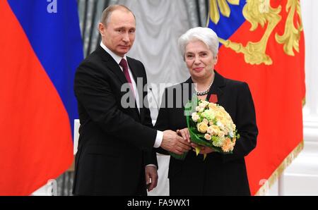 Der russische Präsident Vladimir Putin mit Natalia Solzhnitsyna bei der staatlichen Preisverleihung in Catherine Hall im Kreml 10. Dezember 2015 in Moskau, Russland. Solzhnitsyna ist der Präsident des Fonds Solzhenitsyn und der Nobelpreis ausgezeichneten Schriftsteller Witwe. Stockfoto