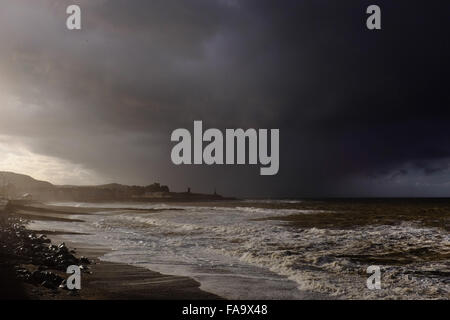 Aberystwyth, Wales, UK. 24. Dezember 2015. Heiligabend. Nach Wochen des Regens dreht das Wetter kälter. Dramatische Wolken über dem Meer vor einem schweren Hagelsturm. Bildnachweis: Alan Hale/Alamy Live-Nachrichten Stockfoto