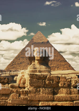 Schöne Profil der großen Sphinx Pyramiden Mykerinos und Chephren im Hintergrund an einem klaren sonnigen blauen Himmel Tag einschließlich Stockfoto