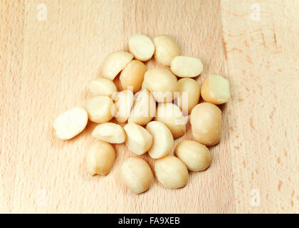 Macadamia-Nüssen auf Holztisch Stockfoto