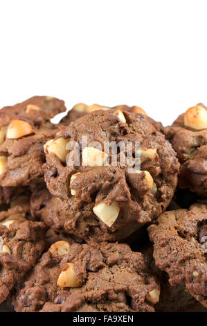 Haufen von Macadamia Cookies isoliert auf weißem Hintergrund Stockfoto