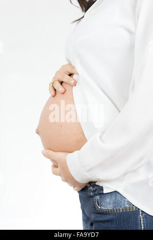 Die süßen Erwartung von einer schwangeren auf weißem Hintergrund. Stockfoto