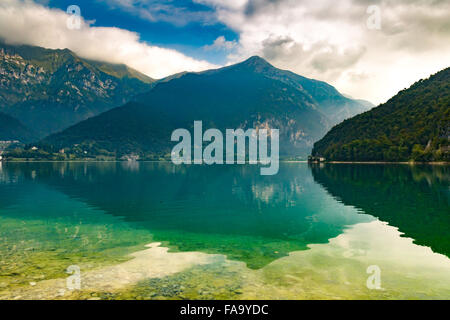 Ledro-See in Italien ist den blauen See genannt. Stockfoto