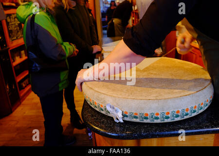 Aberystwyth, Wales, UK. 24. Dezember 2015. Heiligabend. Kunden kaufen Käse für Weihnachten von einer großen Runde in eine lokale Delikatessen Credit: Alan Hale/Alamy Live News Stockfoto