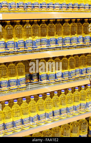 Tschernihiw, Ukraine. Öl von ukrainischen landwirtschaftlichen festen Chumak in die Flaschen im Regal des Shops gemacht. Tschernihiw, Ukraine. Stockfoto