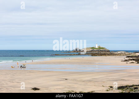 Die Godrevy Leuchtturm, Cornwall, UK. Der Leuchtturm ist ein weißer achteckigen Turm, 26 Meter hoch, aus Trümmern Stein gebettet ich Stockfoto