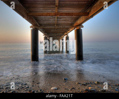 Rostige metallischen Pier über dem Meeresspiegel in horizontalen Komposition erstellen eine Diagonale Tunnels. Stockfoto