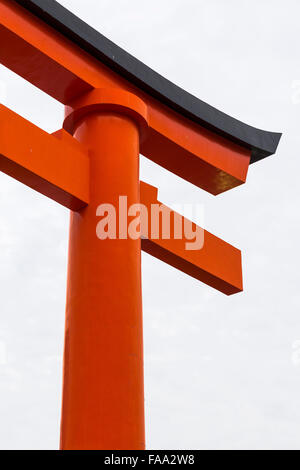 Detail des riesigen Torii-Tor am Eingang des Fushimi Inari-Taisha, Fushimi-Ku, Kyoto, Japan. Stockfoto