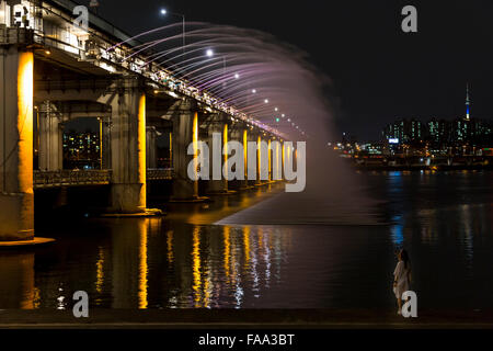 Mondlicht Rainbow Brunnen zeigen an Bampo Brücke, Seoul, Südkorea Stockfoto