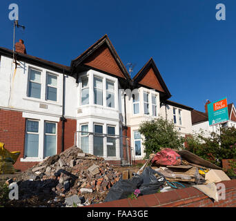 Bauschutt aus Renovierung im Garten vor dem Haus, Cardiff, Wales, UK Stockfoto