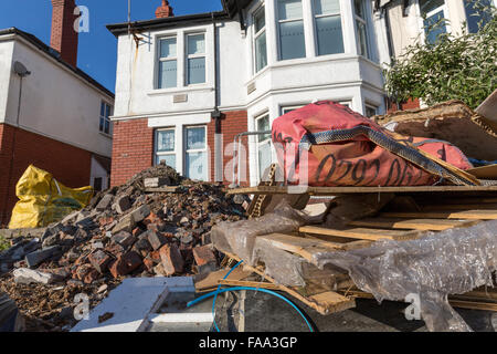 Bauschutt aus Renovierung im Garten vor dem Haus, Cardiff, Wales, UK Stockfoto