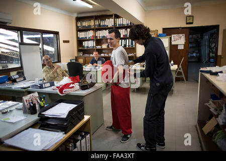 Buenos Aires, Argentinien. 24. Dezember 2015. Ein Mitarbeiter hilft Cristian Gabriel Tamasi (L), Treiber von der Buslinie 39, zur Vorbereitung seiner üblichen Route gekleidet als Santa Claus, in Buenos Aires Stadt, Hauptstadt von Argentinien, am 24. Dezember 2015. Cristian, 22-Year-Old, wurde ein Busfahrer für ein Jahr und eine Hälfte. Er beschloss, gehen zur Arbeit verkleidet als Weihnachtsmann schenken Freude Passagiere und die Weihnachtsstimmung zu verbreiten. © Martin Zabala/Xinhua/Alamy Live-Nachrichten Stockfoto