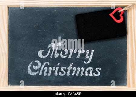 Holzrahmen Vintage Tafel mit Merry Christmas Meldung, Tag und rotes Herzform, verfügbaren Speicherplatz zu kopieren, zu lieben und Urlaub Konzept Stockfoto