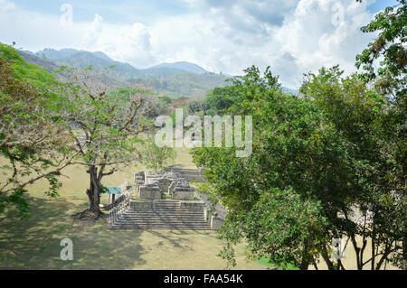 Ballspielplatz Strukturen gesehen von der Spitze der Akropolis, in archäologischen Stätte Copán in Honduras Stockfoto