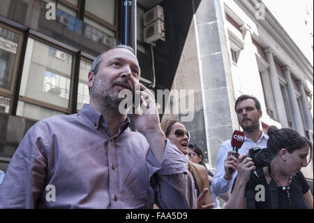 24. Dezember 2015 - Buenos Aires, Buenos Aires, Argentinien - Direktor Martin Sabbatella außerhalb der Gebäude des AFSCA Medien Watchdog sammeln. Präsident Mauricio Macri Regierung kündigte ein Dekret zur Kontrolle übernehmen und ernannte Agustin Garzon, ein Mann von seiner eigenen Partei als Regisseur, sondern Sabbatella, gekennzeichnet durch Ex-Präsidentin Cristina Fernandez de Kirchner, weigert sich zurückzutreten, argumentieren, dass AFSCA gesetzlich autonom ist, und sein Mandat endet im Jahr 2017 und kann nicht per Dekret widerrufen werden. (Kredit-Bild: © Patricio Murphy über ZUMA Draht) Stockfoto