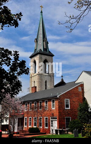 Alexandria, Virginia: Turm der St. Marien-Kirche aus der kolonialen 1774 Old Presbyterian Meeting House betrachtet * Stockfoto