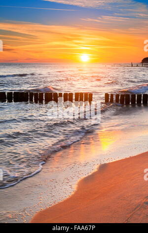 Ostsee-Strand am goldenen Sonnenuntergang, Pommern, Polen Stockfoto