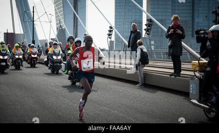 Rotterdam, die Niederlande. 04 Apr, 2015. Die Teilnehmer laufen auf der Erasmus Brücke während der Rotterdam Marathon. Credit: Romy Arroyo Fernandez/Alamy Stockfoto